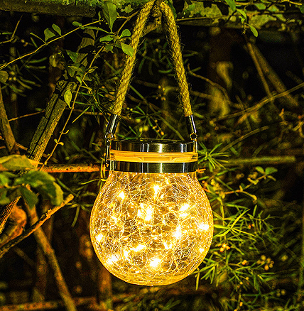 از لامپ های خورشیدی برای ایجاد فضایی گرم و دنج در بالکن به خوبی استفاده کنید.