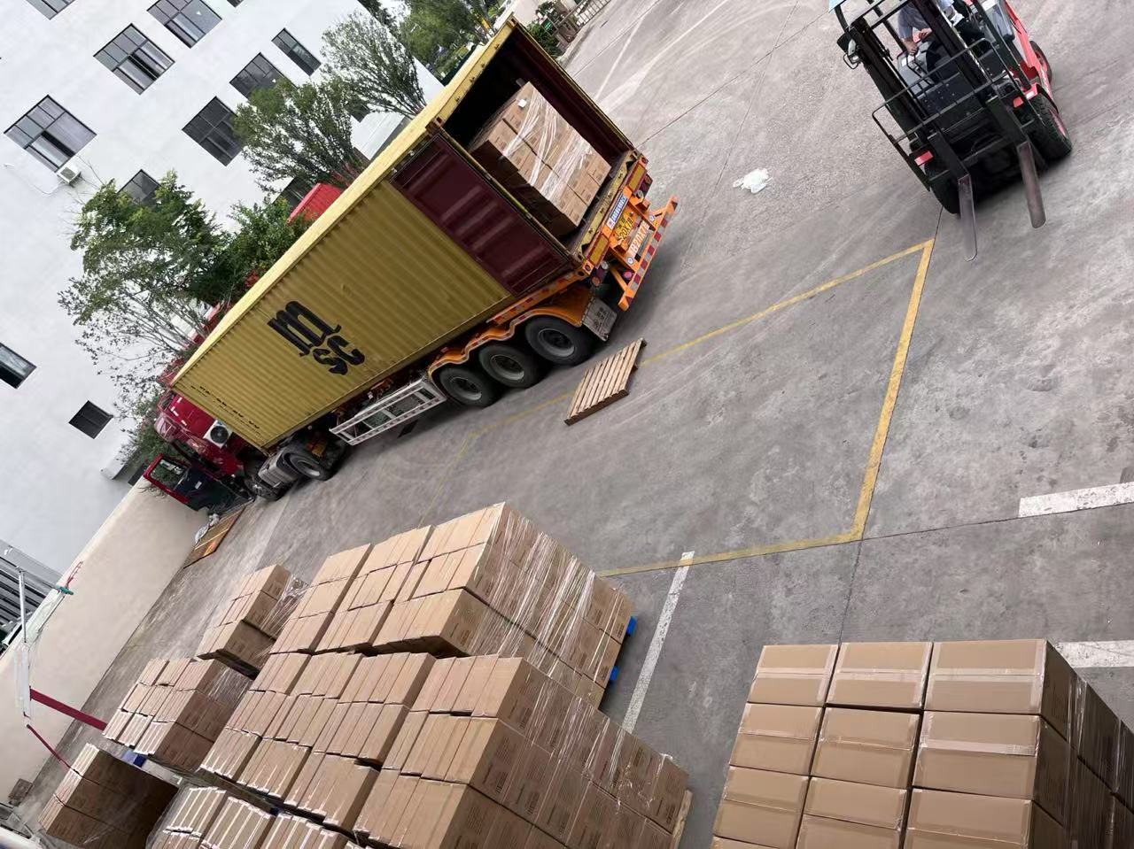 Landsign با موفقیت دسته هایی از کالاها را ارسال می کند