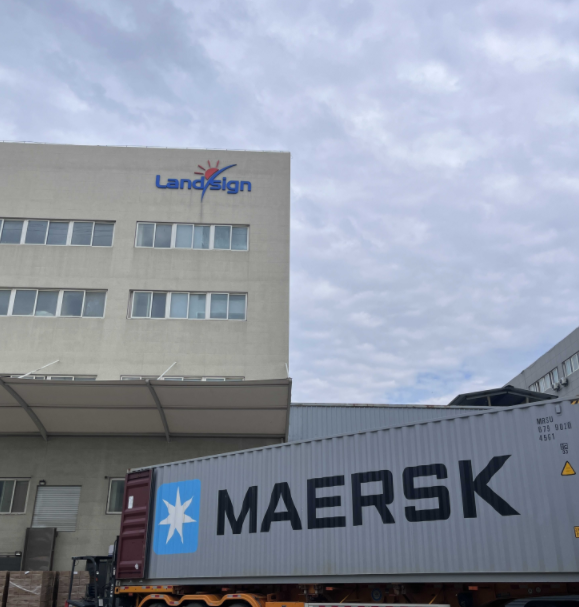 بارگیری و ارسال کانتینر در اوایل صبح در Landsign آغاز می شود