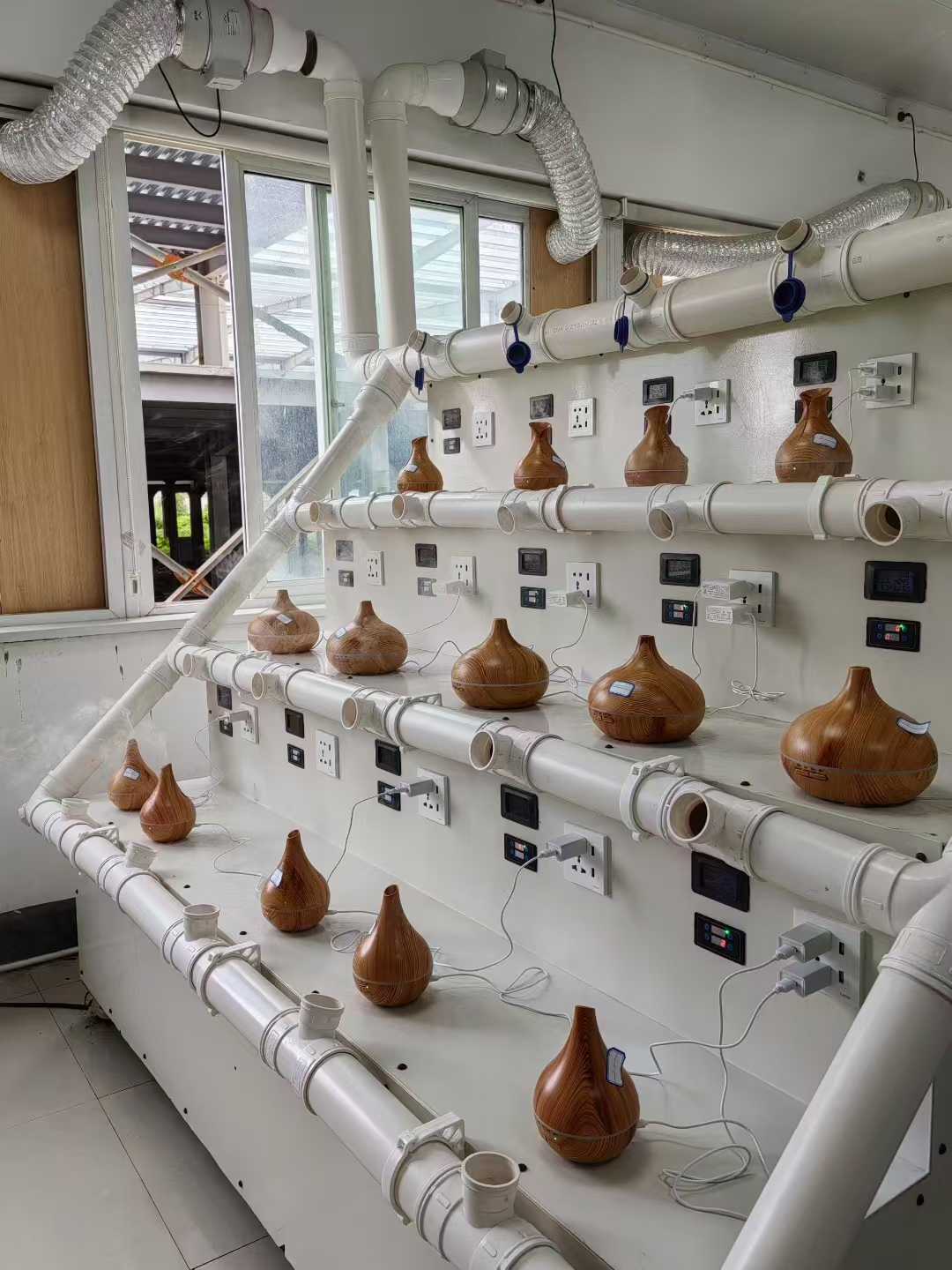 آزمایش پیری پخش کننده عطر چوبی در حال انجام است