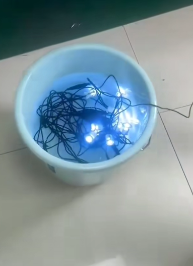 لامپ های عرشه تحت آزمایش ضد آب غوطه ور در آب قرار می گیرند